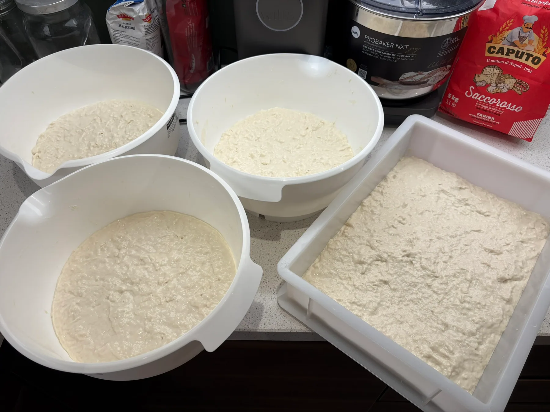 Boller med poolish og mel på kjøkkenbenken