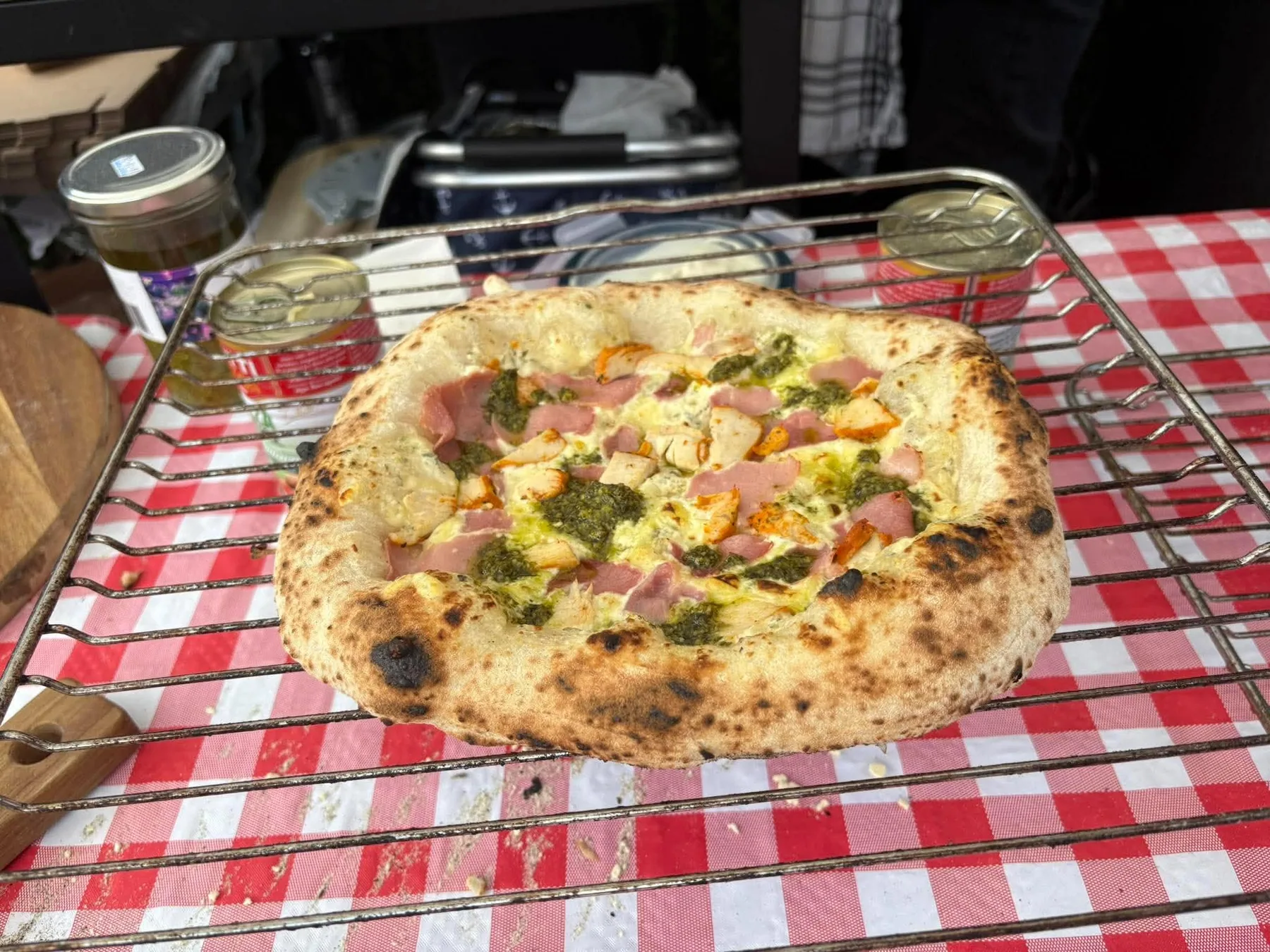 Nystekt pizza på et avkjølingsgitter ved markedsboden