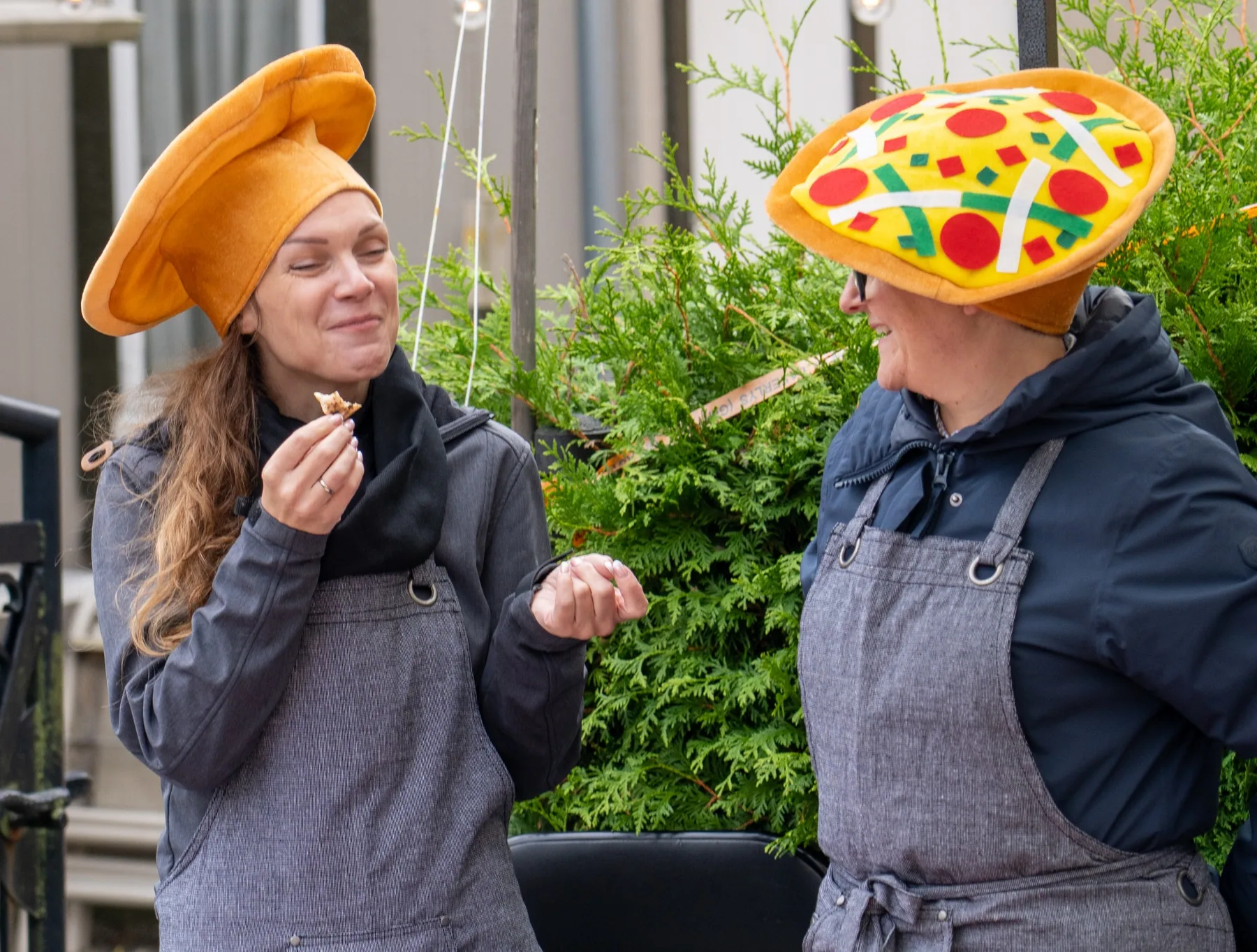 To deltakere smaker pizza på markedet